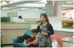 本會新會員- 鄧美蓮小姐正在表演給院舍之長者。