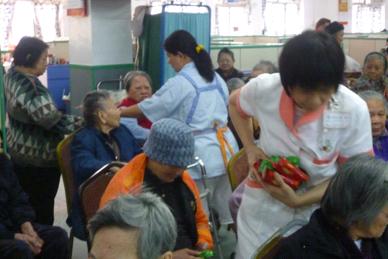 本會除了愛心歌曲送長者外,還帶備公公婆婆喜愛的餅食給院舍院友 。