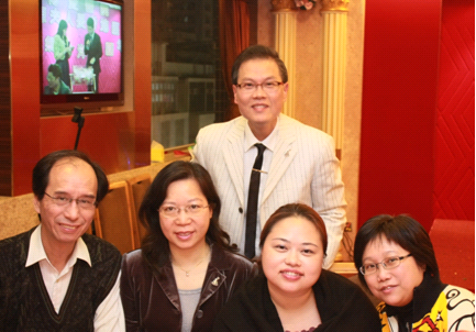 本會會員 – 分別；Danny，Lilian l，Carol，與Benda 中間 Edwin etc一起合照。